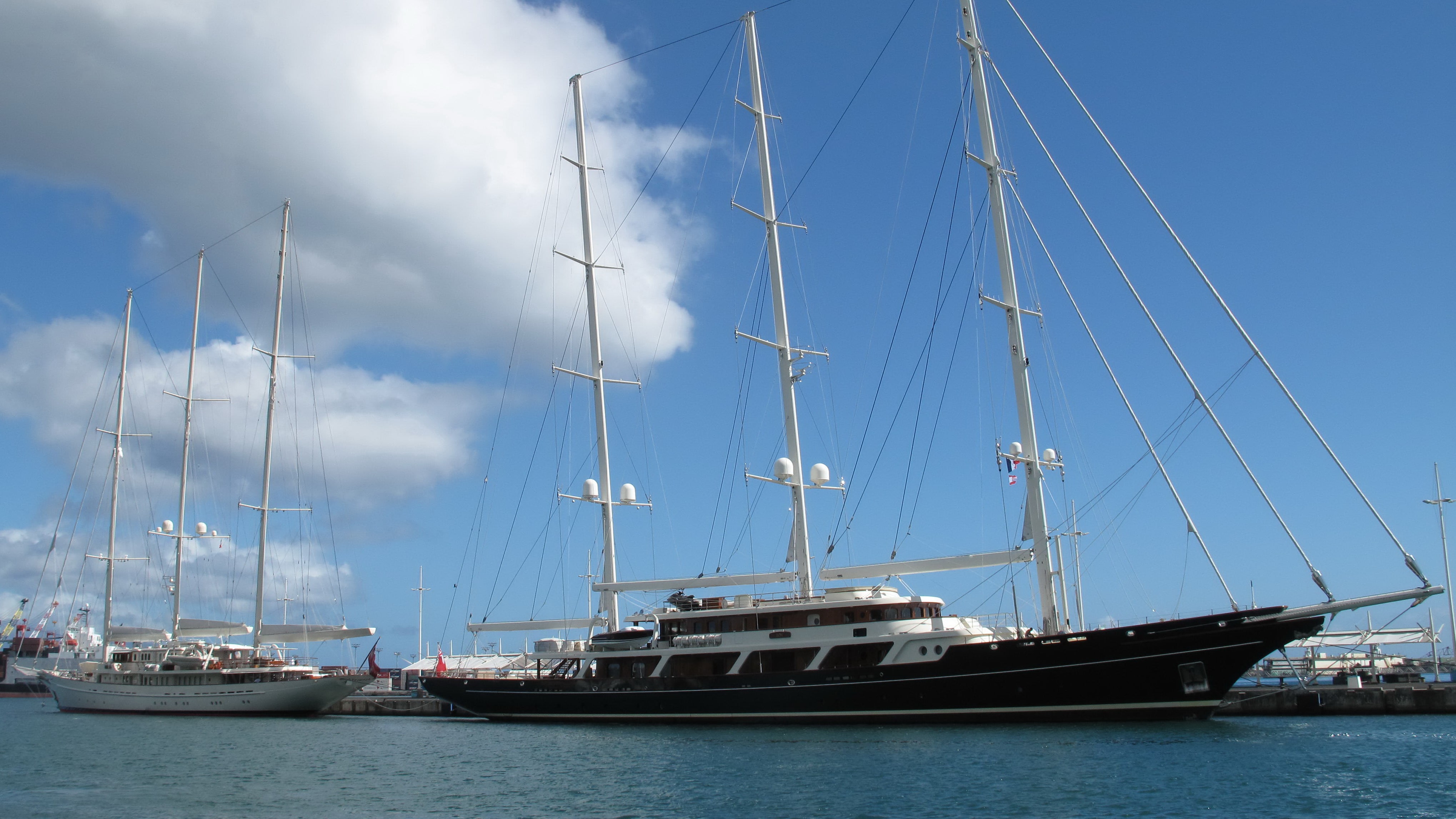 SCHOONERS ON PARALLEL TRACKS FOR THEIR HUISFITS
