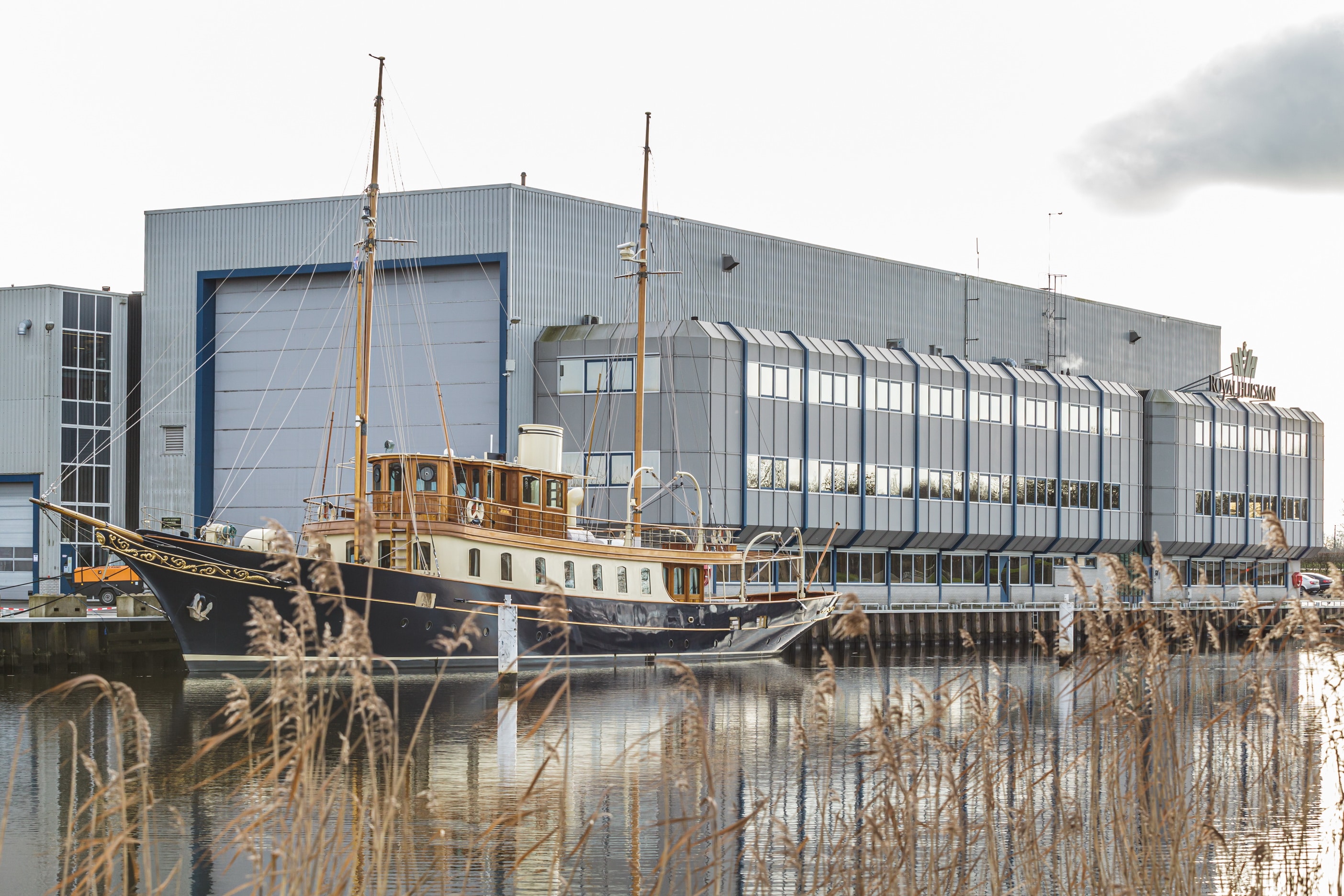 ATLANTIDE ARRIVES AT HUISFIT
